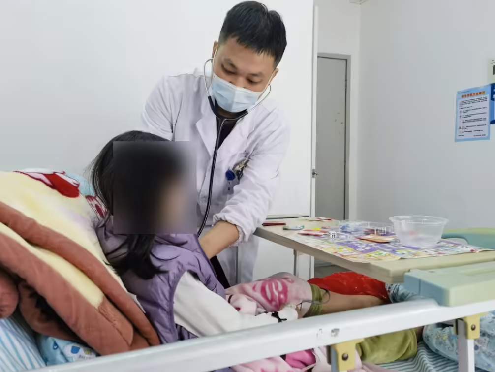 AI问诊误判致幼儿肺炎加重：用药前必须先就医