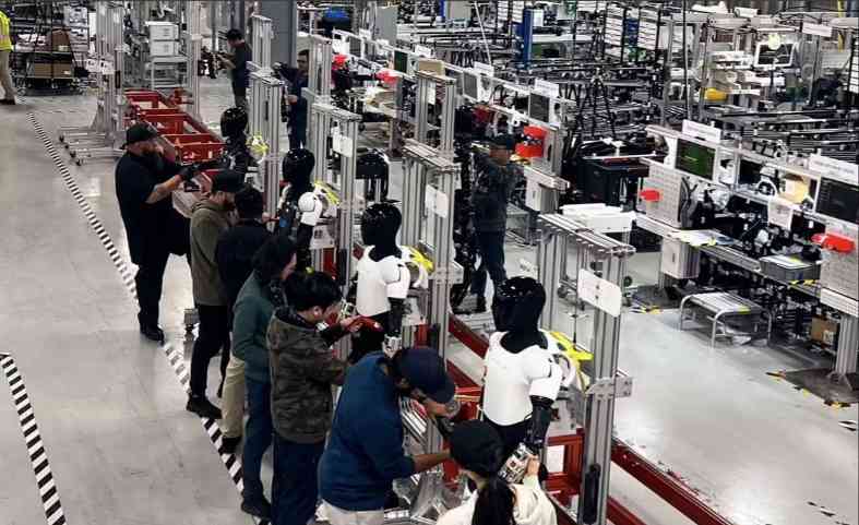 特斯拉 Optimus 人形机器人试生产线亮相，马斯克称年底