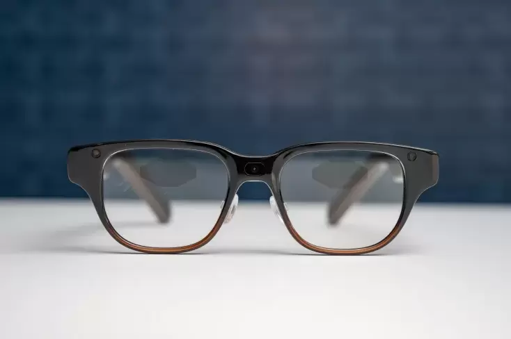 联想AI眼镜概念亮相，轻量化设计融合多设备交互与智能功能(图1)